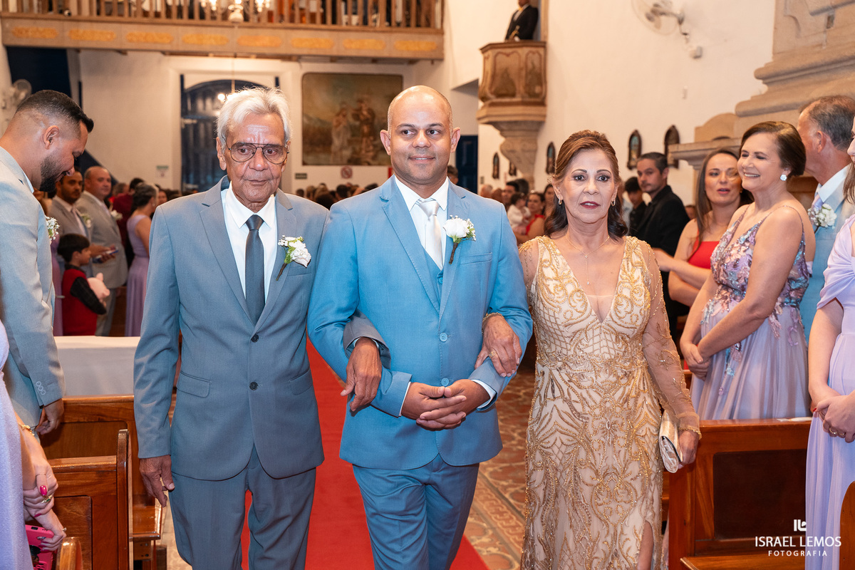 FOtografo de casamento em Mateus lemes faz lindas fotos na Igreja de Santo Antonio em Mateus leme com o fotografo Israel lemos 