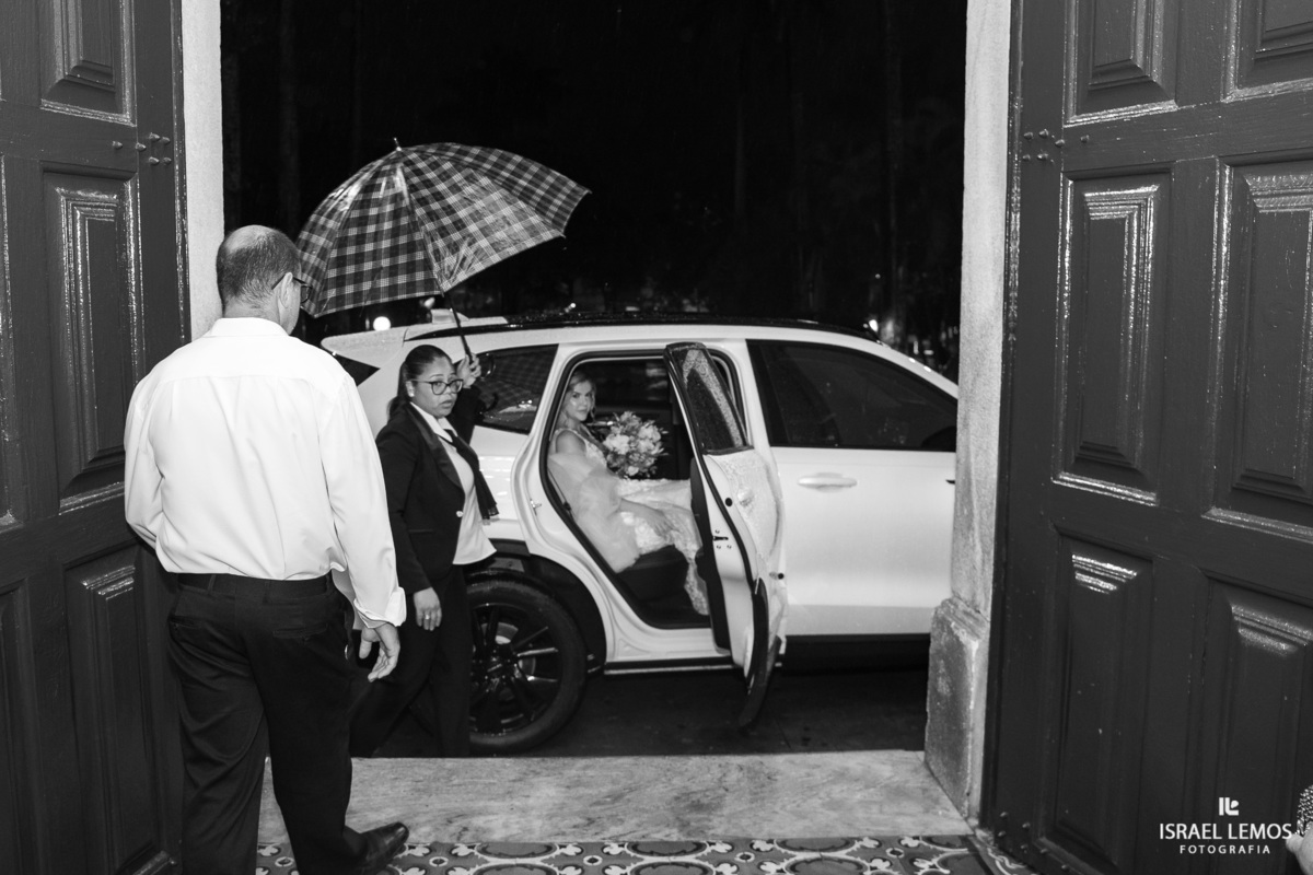 FOtografo de casamento em Mateus lemes faz lindas fotos na Igreja de Santo Antonio em Mateus leme com o fotografo Israel lemos 