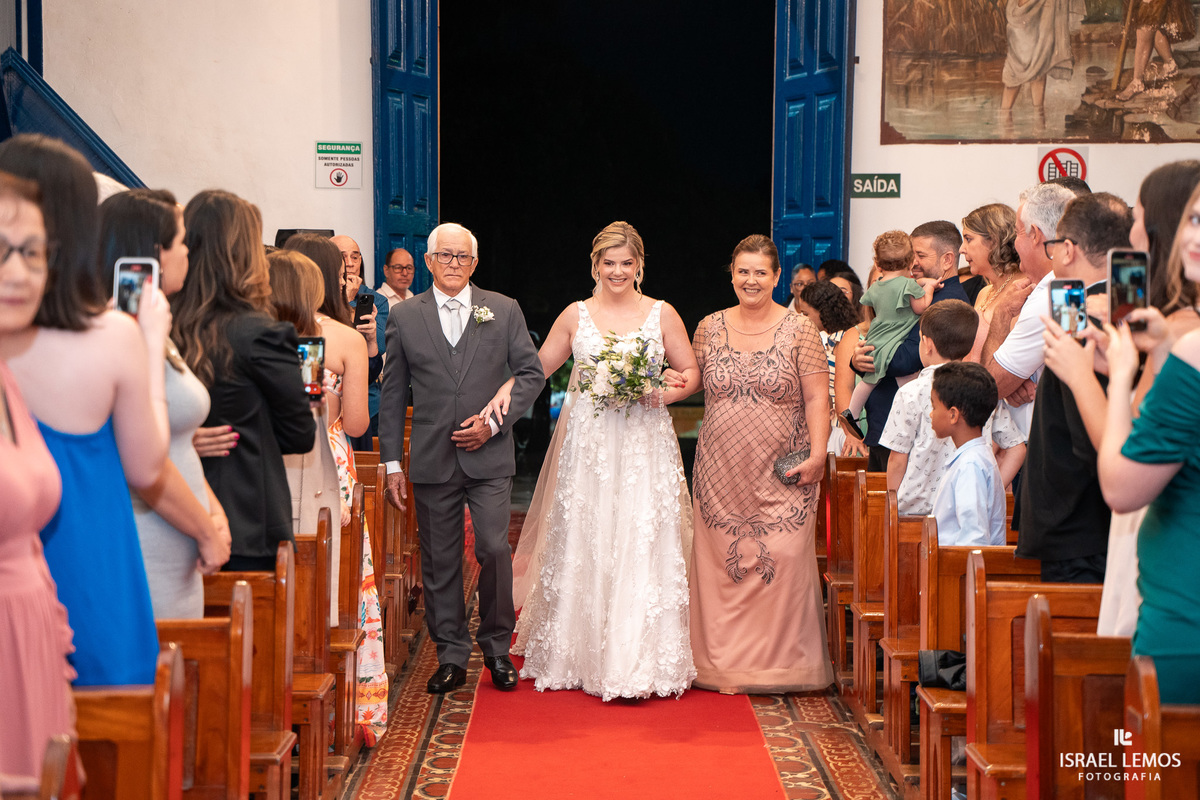 FOtografo de casamento em Mateus lemes faz lindas fotos na Igreja de Santo Antonio em Mateus leme com o fotografo Israel lemos 