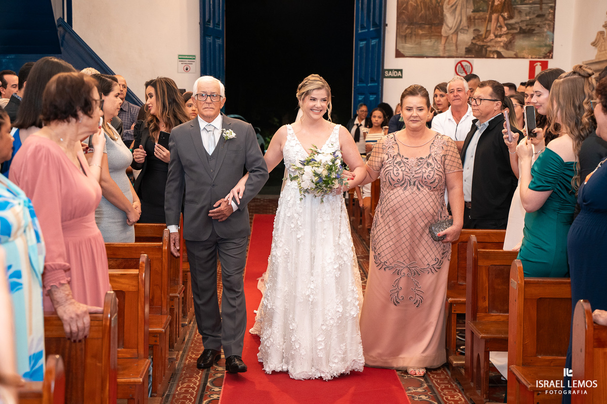 FOtografo de casamento em Mateus lemes faz lindas fotos na Igreja de Santo Antonio em Mateus leme com o fotografo Israel lemos 