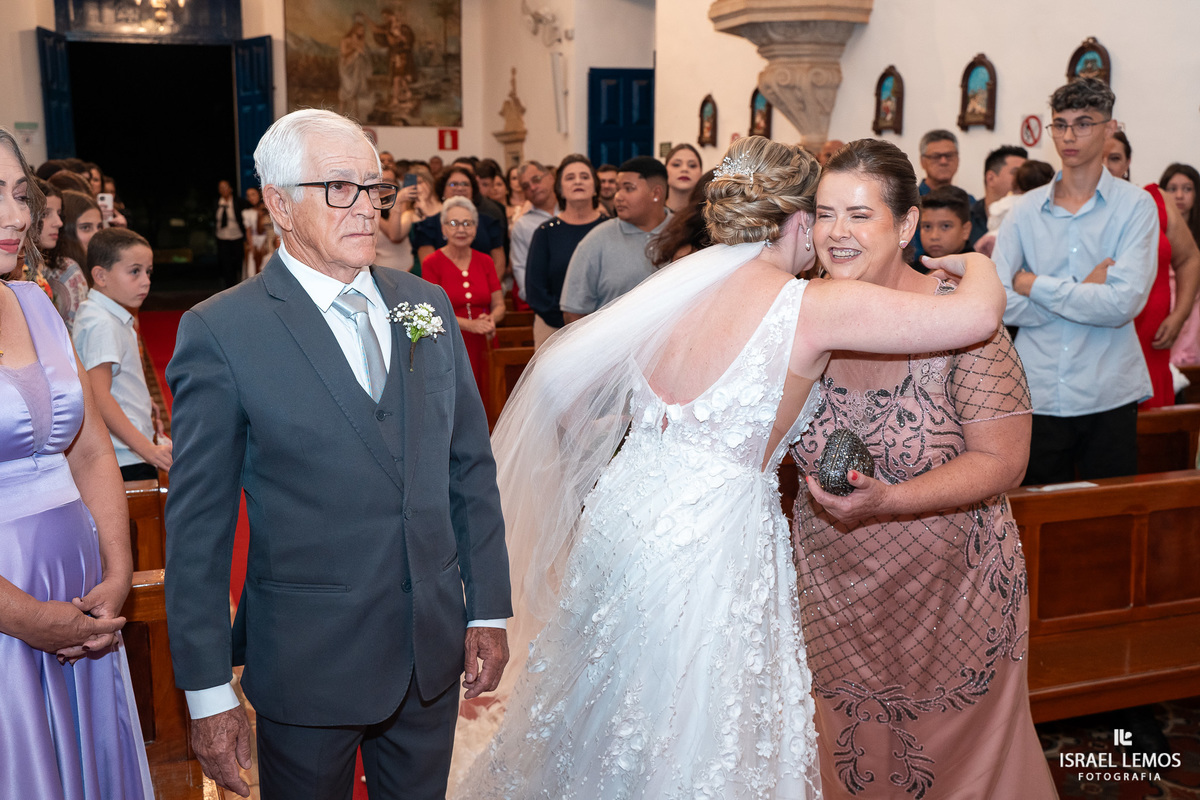FOtografo de casamento em Mateus lemes faz lindas fotos na Igreja de Santo Antonio em Mateus leme com o fotografo Israel lemos 
