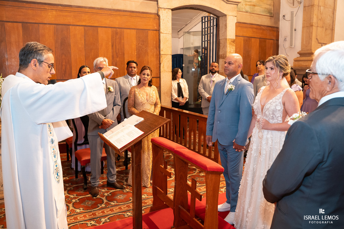 FOtografo de casamento em Mateus lemes faz lindas fotos na Igreja de Santo Antonio em Mateus leme com o fotografo Israel lemos 