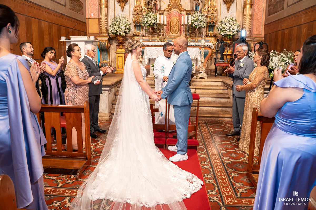 FOtografo de casamento em Mateus lemes faz lindas fotos na Igreja de Santo Antonio em Mateus leme com o fotografo Israel lemos 
