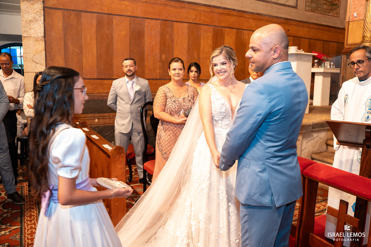 FOtografo de casamento em Mateus lemes faz lindas fotos na Igreja de Santo Antonio em Mateus leme com o fotografo Israel lemos 