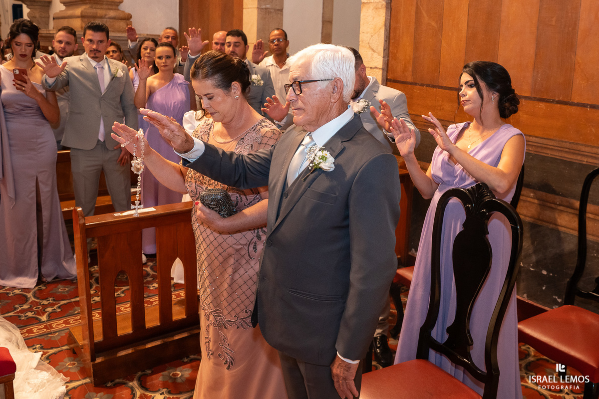 FOtografo de casamento em Mateus lemes faz lindas fotos na Igreja de Santo Antonio em Mateus leme com o fotografo Israel lemos 