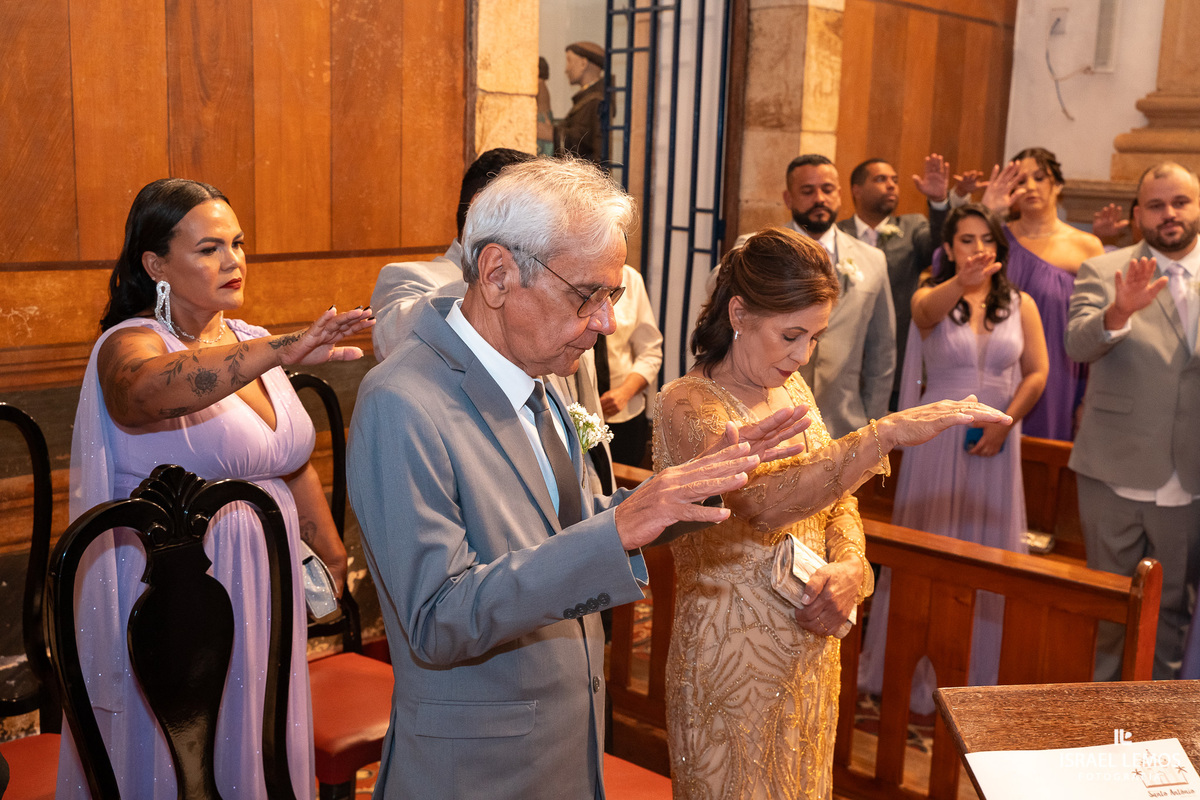 FOtografo de casamento em Mateus lemes faz lindas fotos na Igreja de Santo Antonio em Mateus leme com o fotografo Israel lemos 