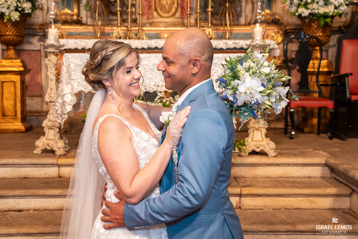 FOtografo de casamento em Mateus lemes faz lindas fotos na Igreja de Santo Antonio em Mateus leme com o fotografo Israel lemos 