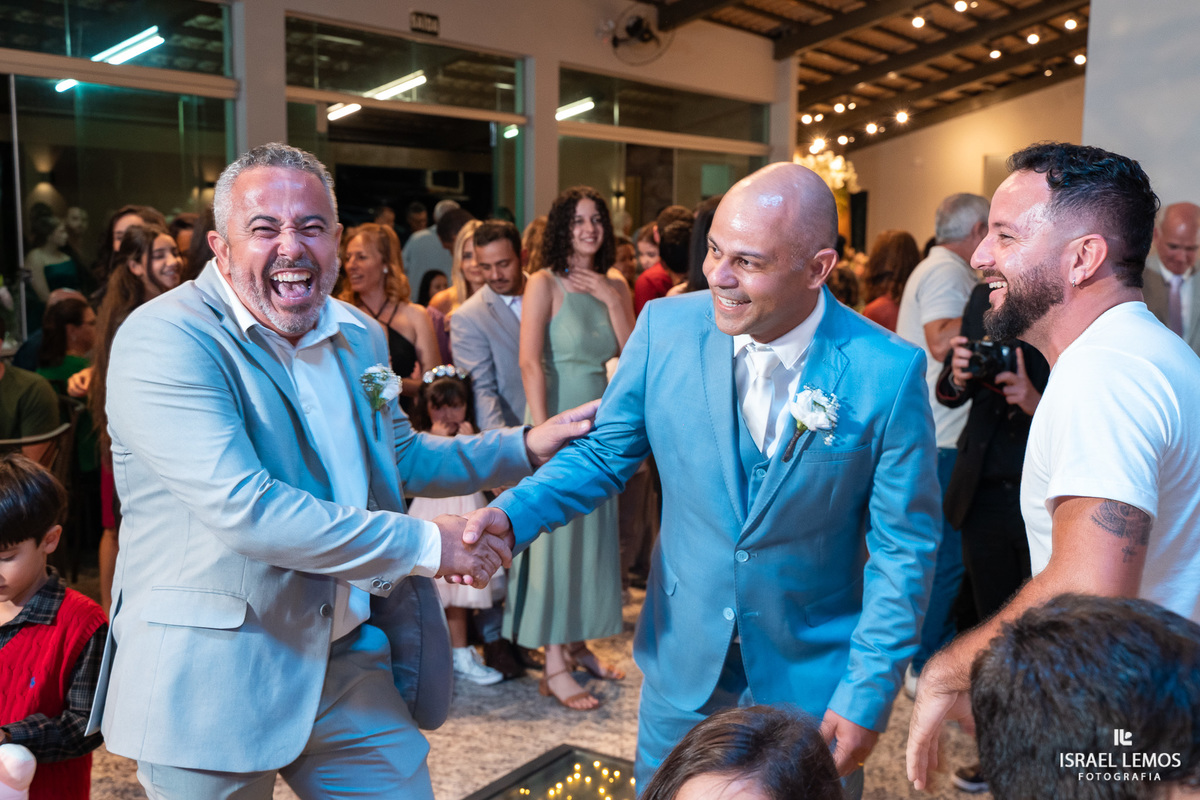 Fotografo faz lindas fotos em casamento na recepção em Mateus leme