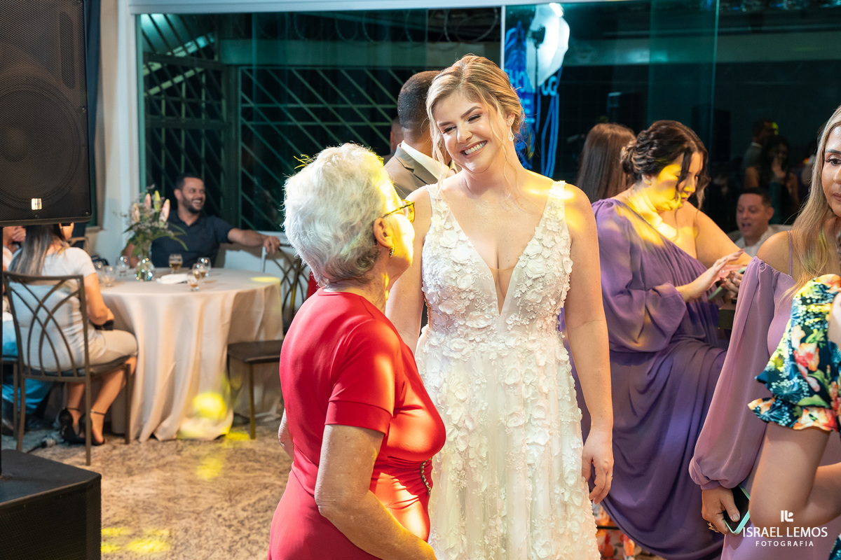 Fotografo faz lindas fotos em casamento na recepção em Mateus leme