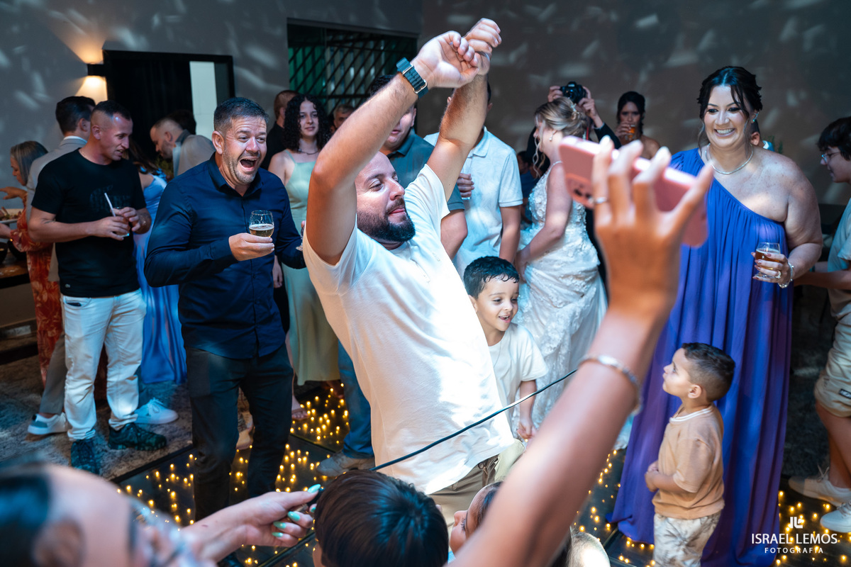 Fotografo faz lindas fotos em casamento na recepção em Mateus leme