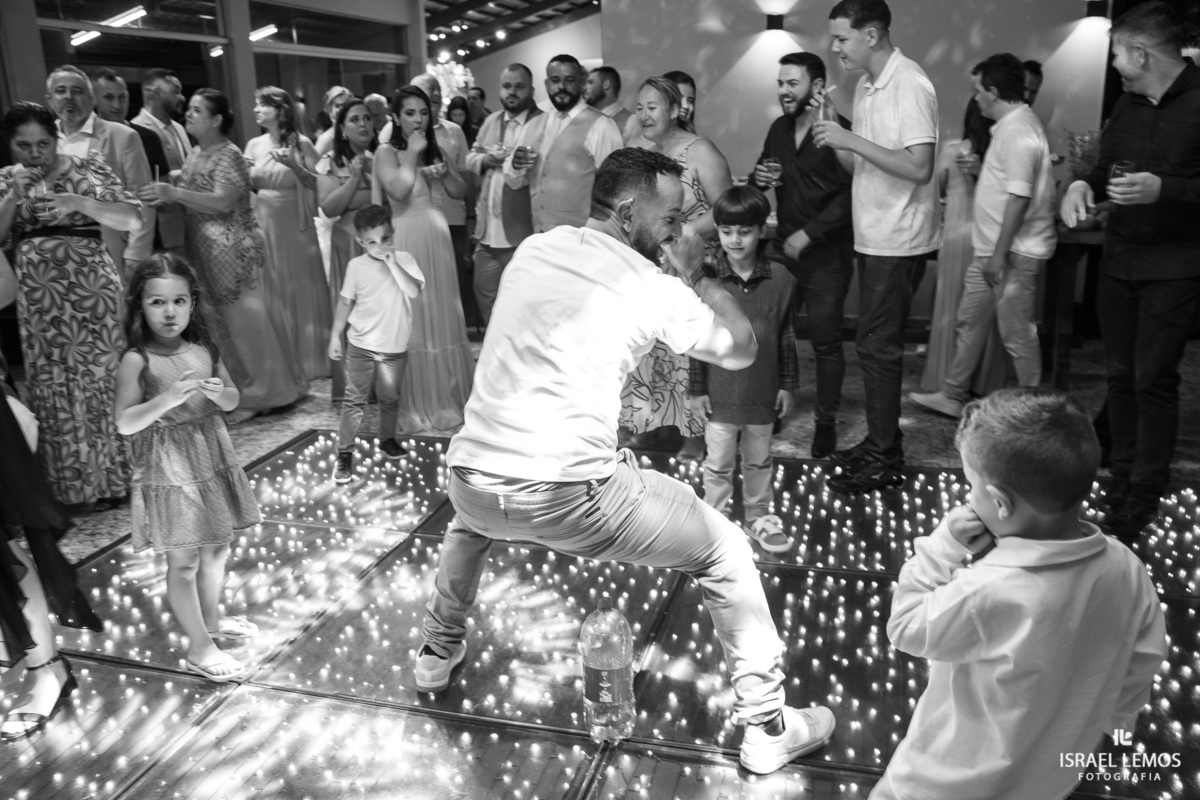 Fotografo faz lindas fotos em casamento na recepção em Mateus leme