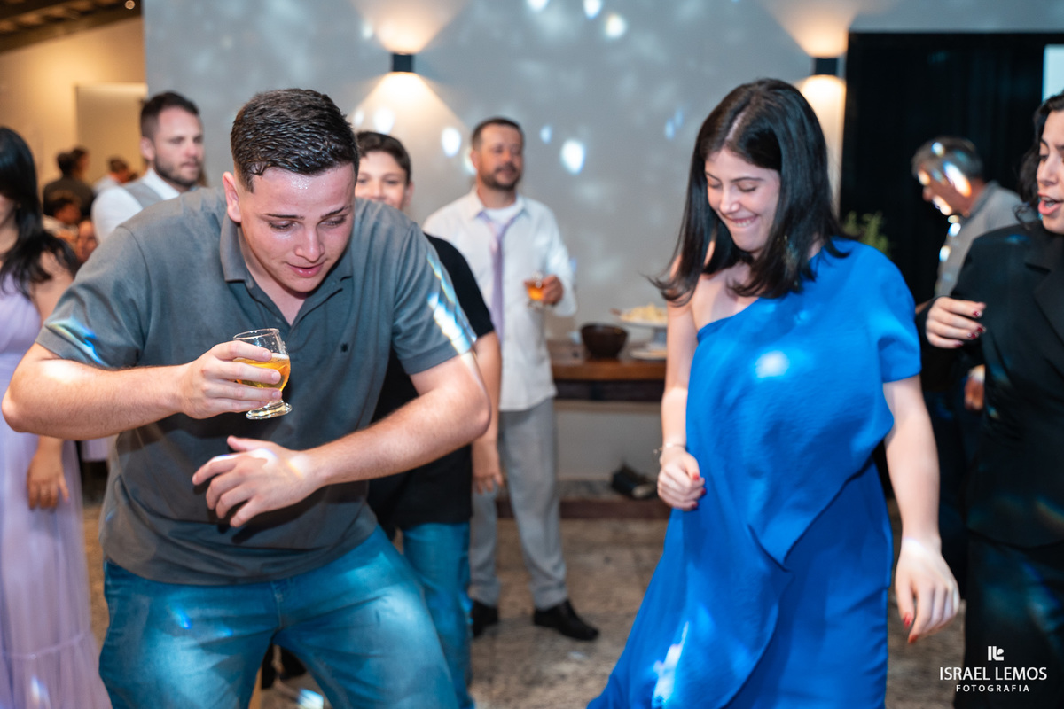 Fotografo faz lindas fotos em casamento na recepção em Mateus leme