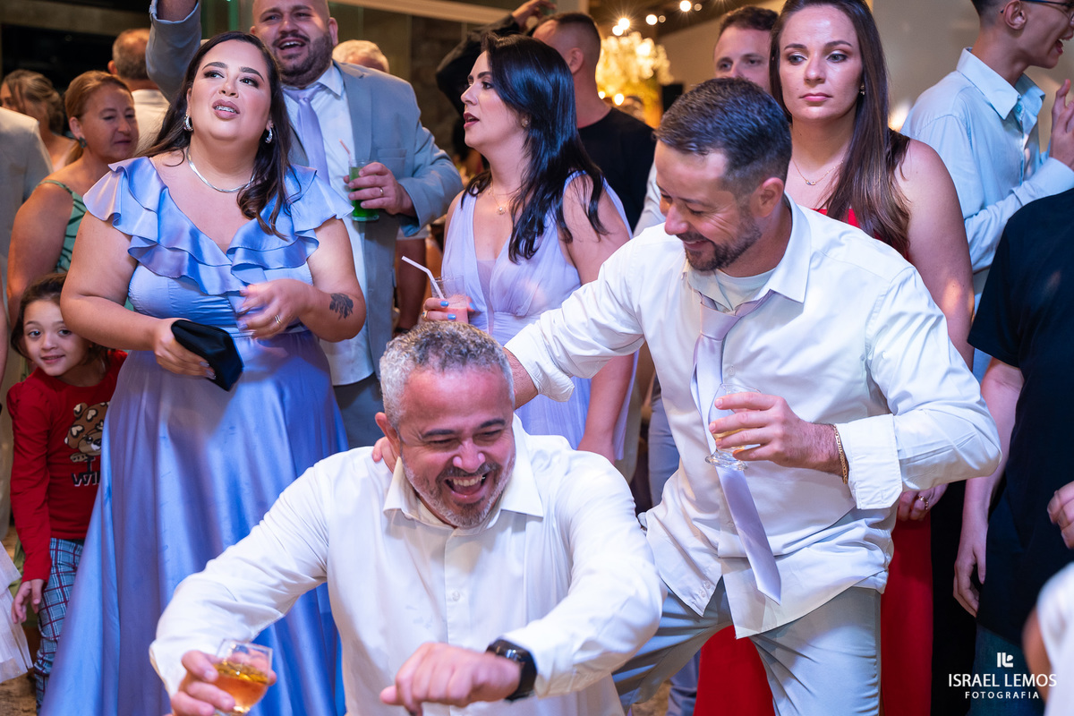 Fotografo faz lindas fotos em casamento na recepção em Mateus leme