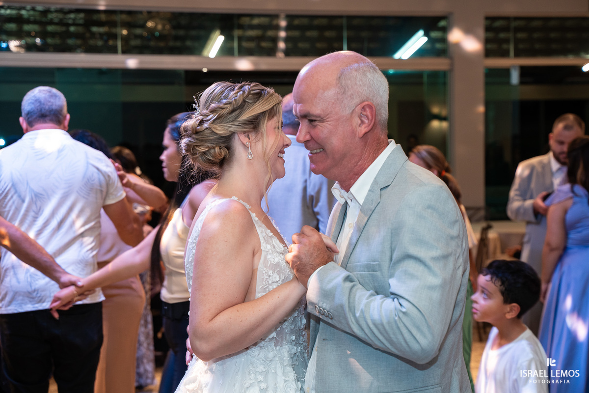 Fotografo faz lindas fotos em casamento na recepção em Mateus leme