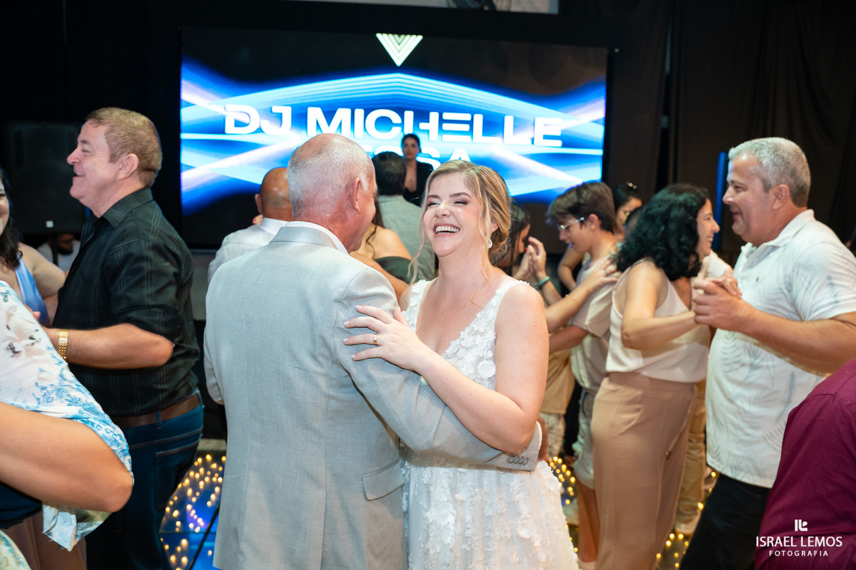 Fotografo faz lindas fotos em casamento na recepção em Mateus leme