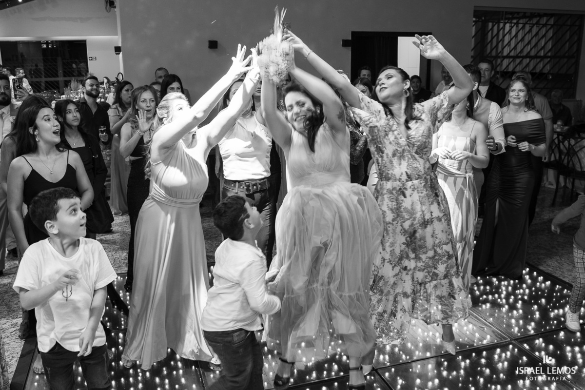 Fotografo faz lindas fotos em casamento na recepção em Mateus leme