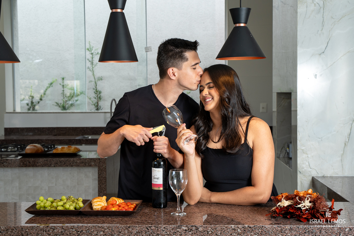 Fotografia de casal na cozinha deles com fotos lindas do fotografo Israel lemos fotografia de bom despacho fotografo bo despacho
