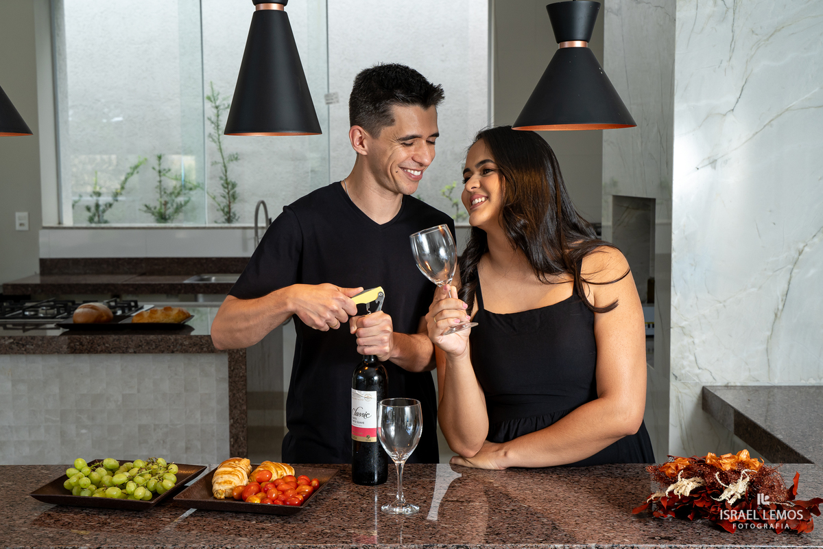 Fotografia de casal na cozinha deles com fotos lindas do fotografo Israel lemos fotografia de bom despacho fotografo bo despacho