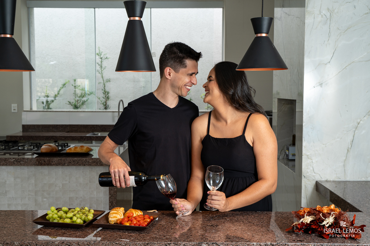 Fotografia de casal na cozinha deles com fotos lindas do fotografo Israel lemos fotografia de bom despacho fotografo bo despacho