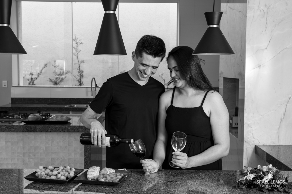 Fotografia de casal na cozinha deles com fotos lindas do fotografo Israel lemos fotografia de bom despacho fotografo bo despacho