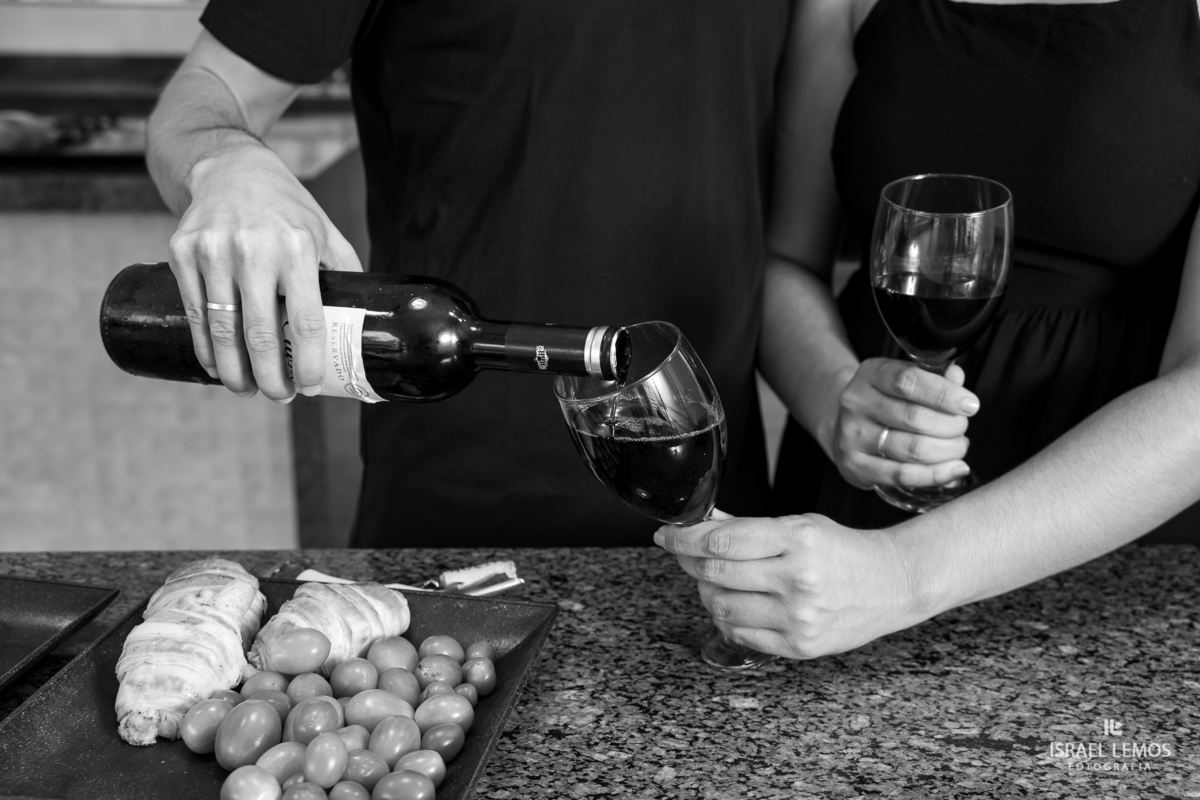 Fotografia de casal na cozinha deles com fotos lindas do fotografo Israel lemos fotografia de bom despacho fotografo bo despacho