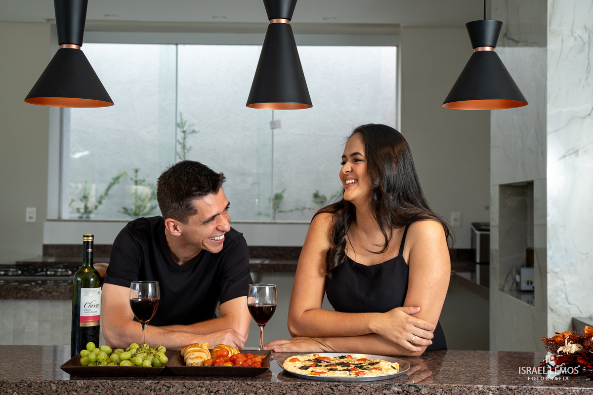Fotografia de casal na cozinha deles com fotos lindas do fotografo Israel lemos fotografia de bom despacho fotografo bo despacho