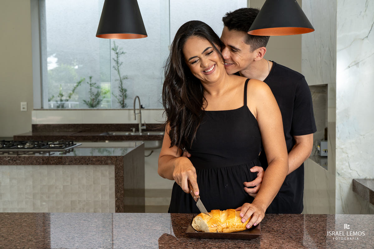 Fotografia de casal na cozinha deles com fotos lindas do fotografo Israel lemos fotografia de bom despacho fotografo bo despacho