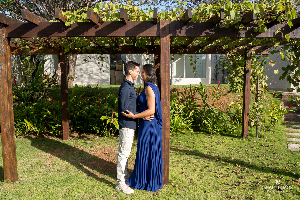 Fotografia de casal na cozinha deles com fotos lindas do fotografo Israel lemos fotografia de bom despacho fotografo bo despacho