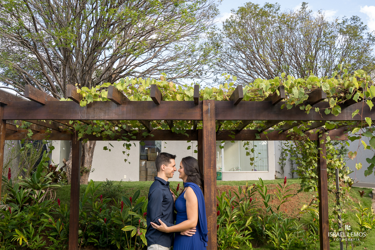 Fotografia de casal na cozinha deles com fotos lindas do fotografo Israel lemos fotografia de bom despacho fotografo bo despacho