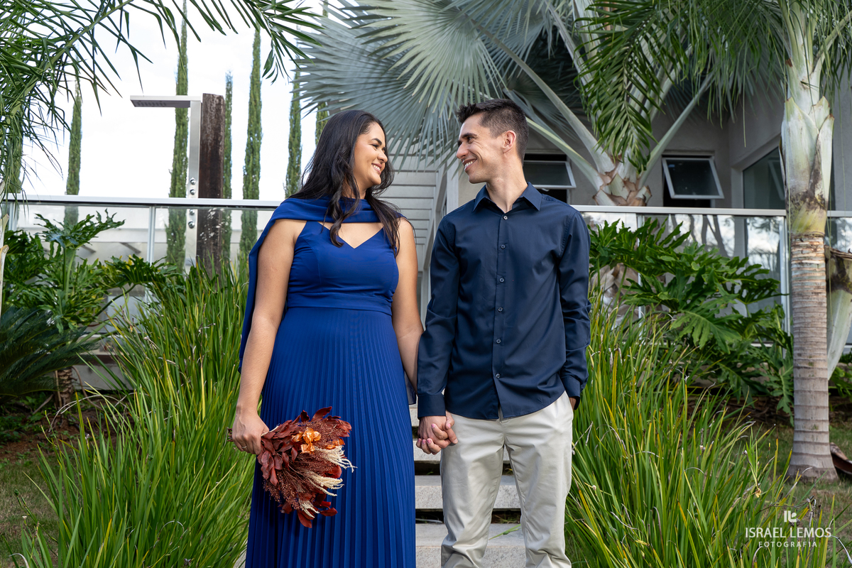 Fotografia de casal na cozinha deles com fotos lindas do fotografo Israel lemos fotografia de bom despacho fotografo bo despacho