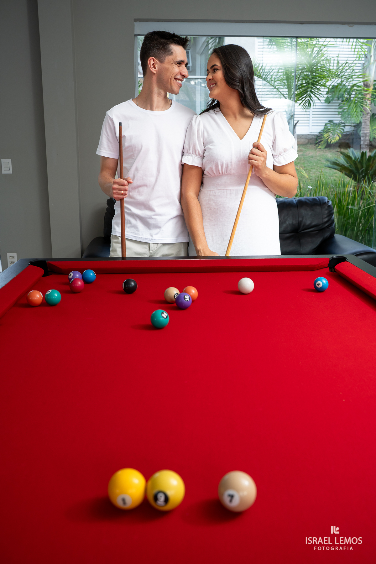 Fotografia de casal na cozinha deles com fotos lindas do fotografo Israel lemos fotografia de bom despacho fotografo bo despacho