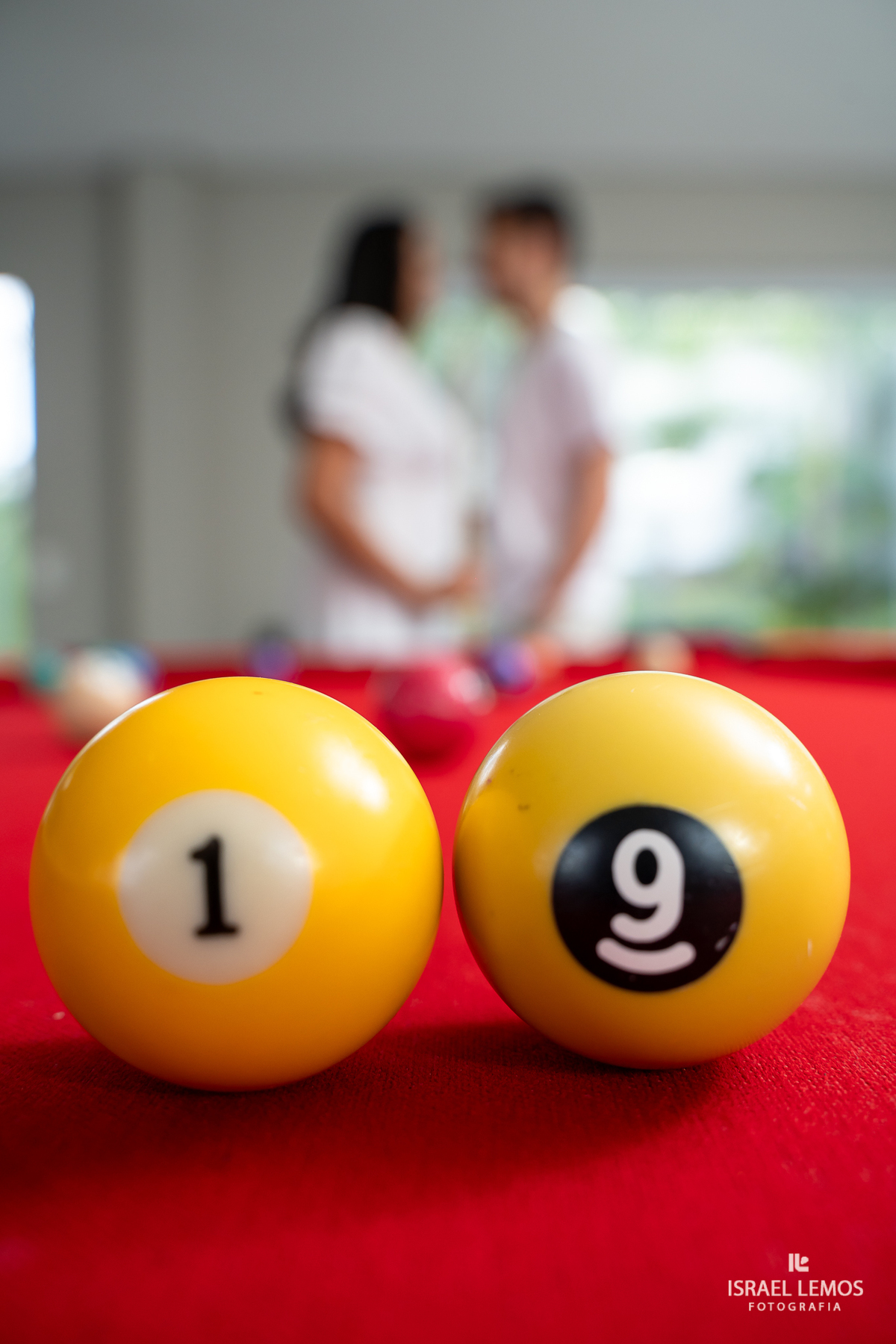 Fotografia de casal na cozinha deles com fotos lindas do fotografo Israel lemos fotografia de bom despacho fotografo bo despacho