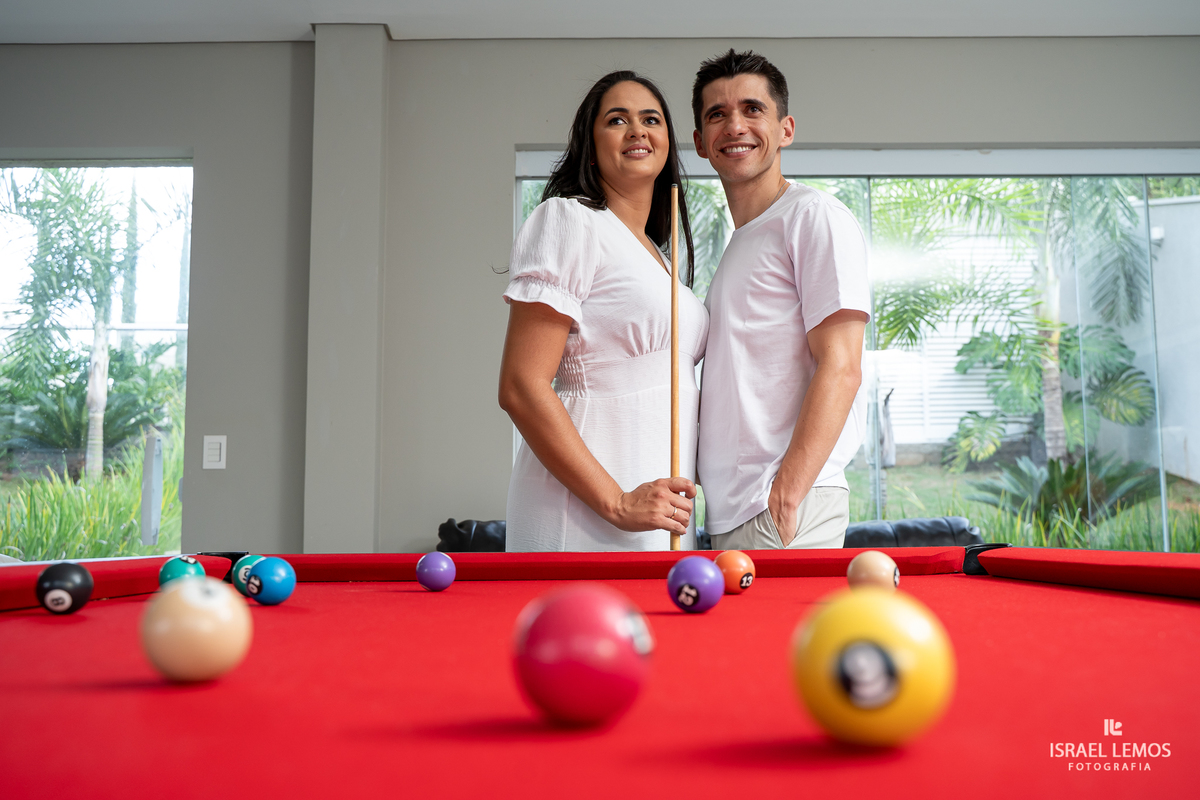 vFotografia de casal na cozinha deles com fotos lindas do fotografo Israel lemos fotografia de bom despacho fotografo bo despacho