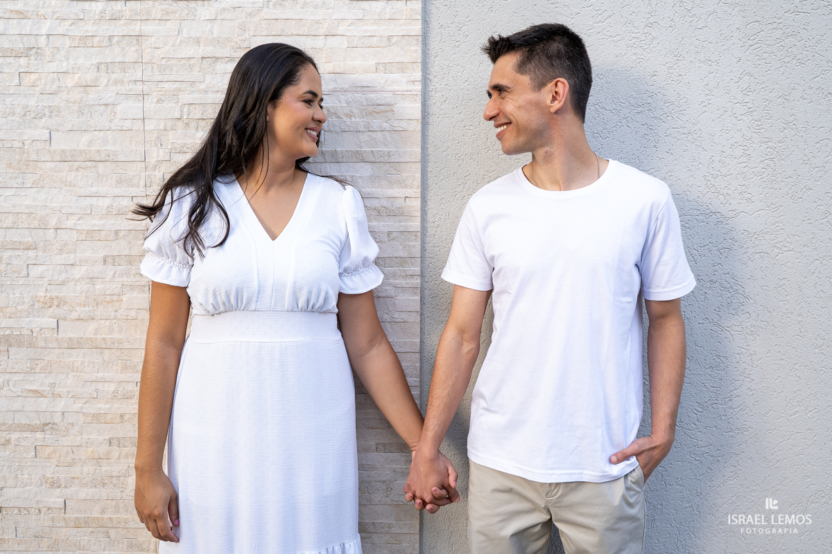 Fotografia de casal na cozinha deles com fotos lindas do fotografo Israel lemos fotografia de bom despacho fotografo bo despacho