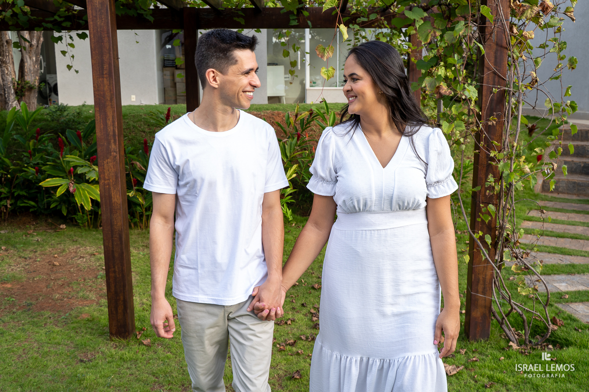 Fotografia de casal na cozinha deles com fotos lindas do fotografo Israel lemos fotografia de bom despacho fotografo bo despacho