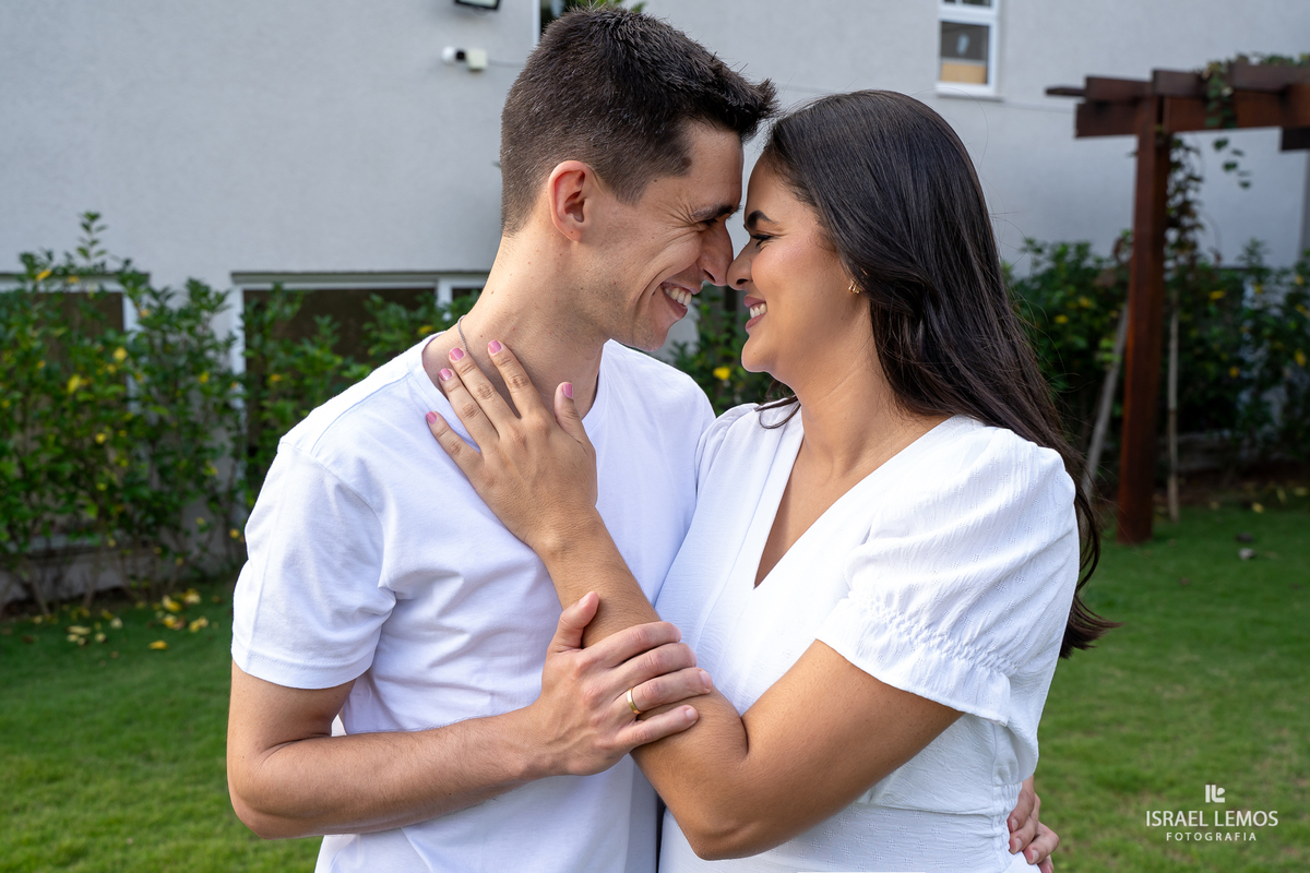 Fotografia de casal na cozinha deles com fotos lindas do fotografo Israel lemos fotografia de bom despacho fotografo bo despacho