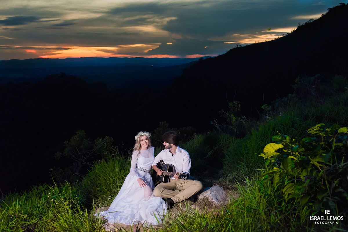 noivos tocando um violando 