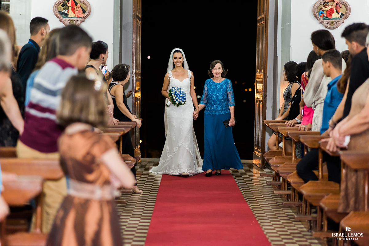 Noiva entrando na Igreja Nossa senhoras da gracas