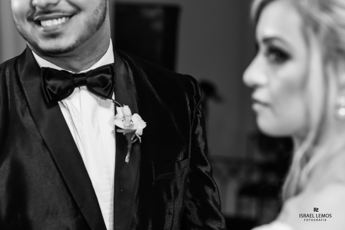 Sorriso do noivo ao ouvir as palavras do pastor no espaço Joseville em Pará de Minas MG. Fotografo em Para de Minas MG