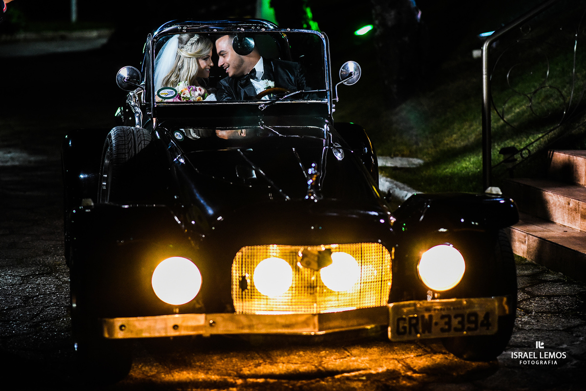 Noiva em seu carro de luxo para a entrada triunfal no espaço Joseville em Pará de Minas MG. Fotografo em Para de Minas MG