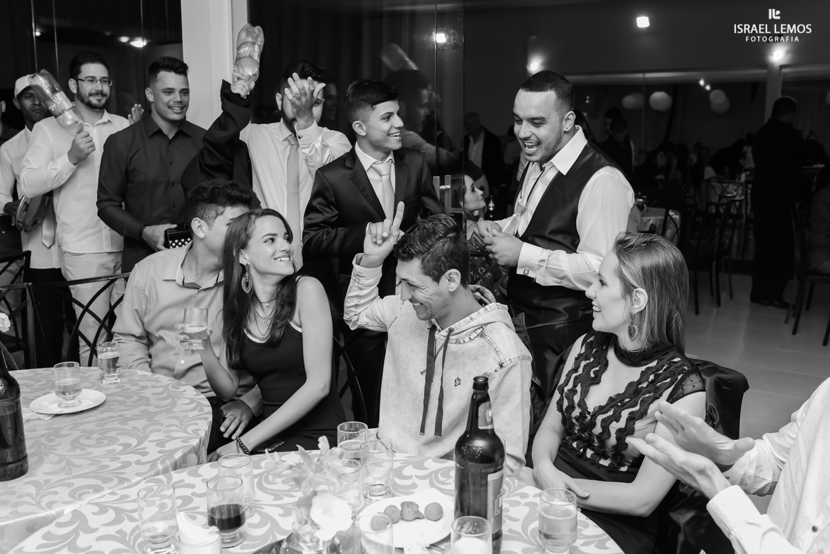 cortando a gravada do noivo no espaço Joseville em Pará de Minas MG. Fotografo em Para de Minas MG