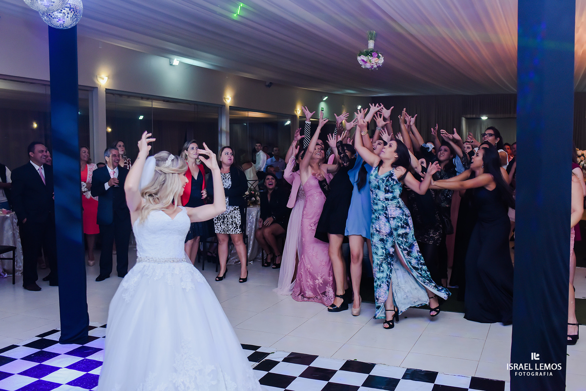 Noiva jogando o boque no espaço Joseville em Pará de Minas MG. Fotografo em Para de Minas MG