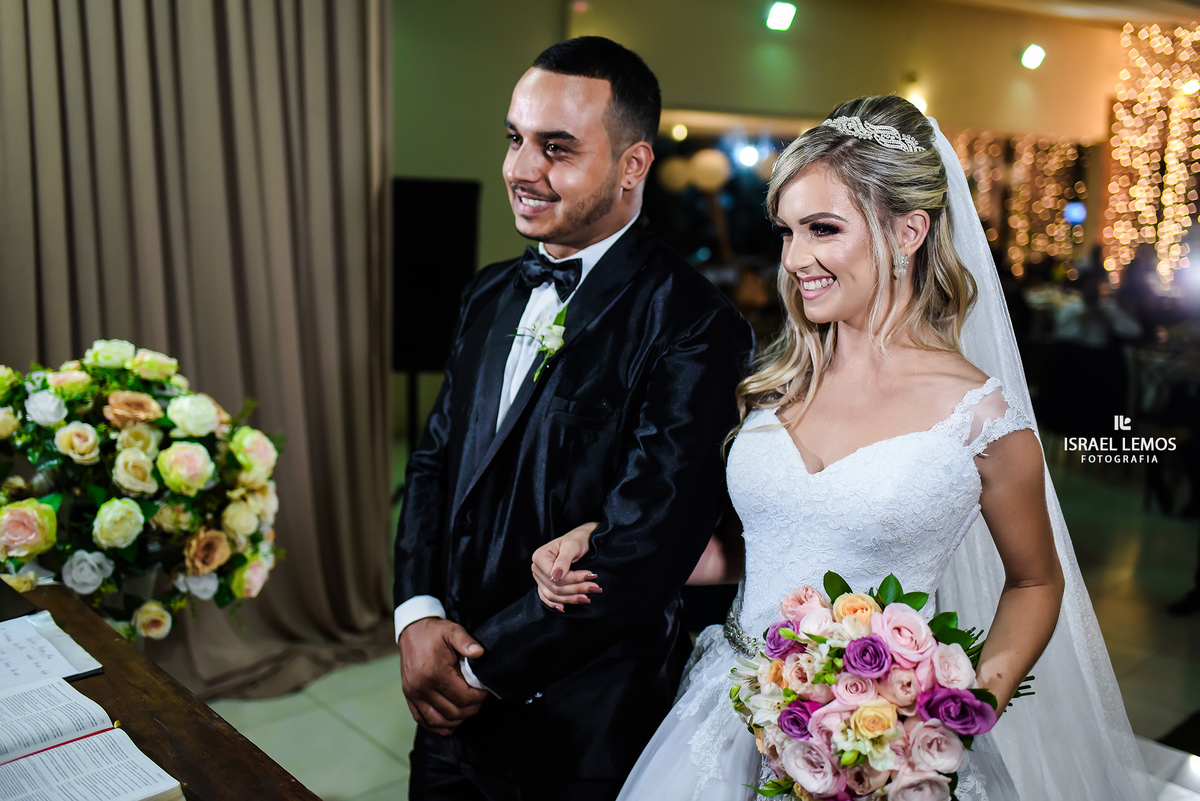 Noivos sorrido para as fotos