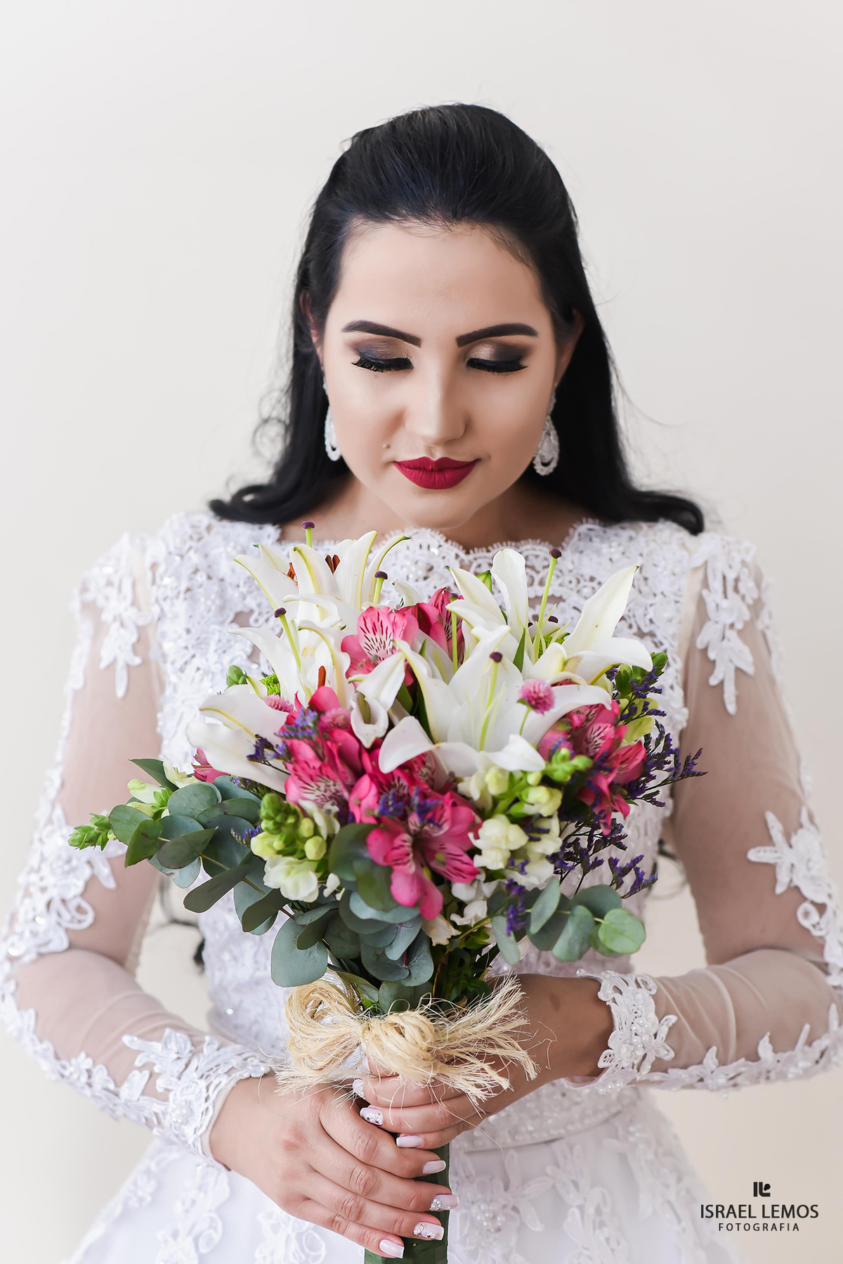 Noiva sentidno o cheio do perfume