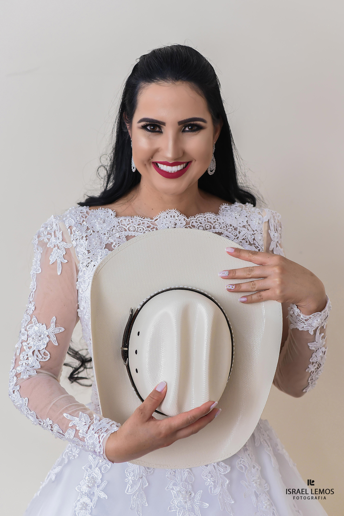 Noiva de chapeu em para de minas