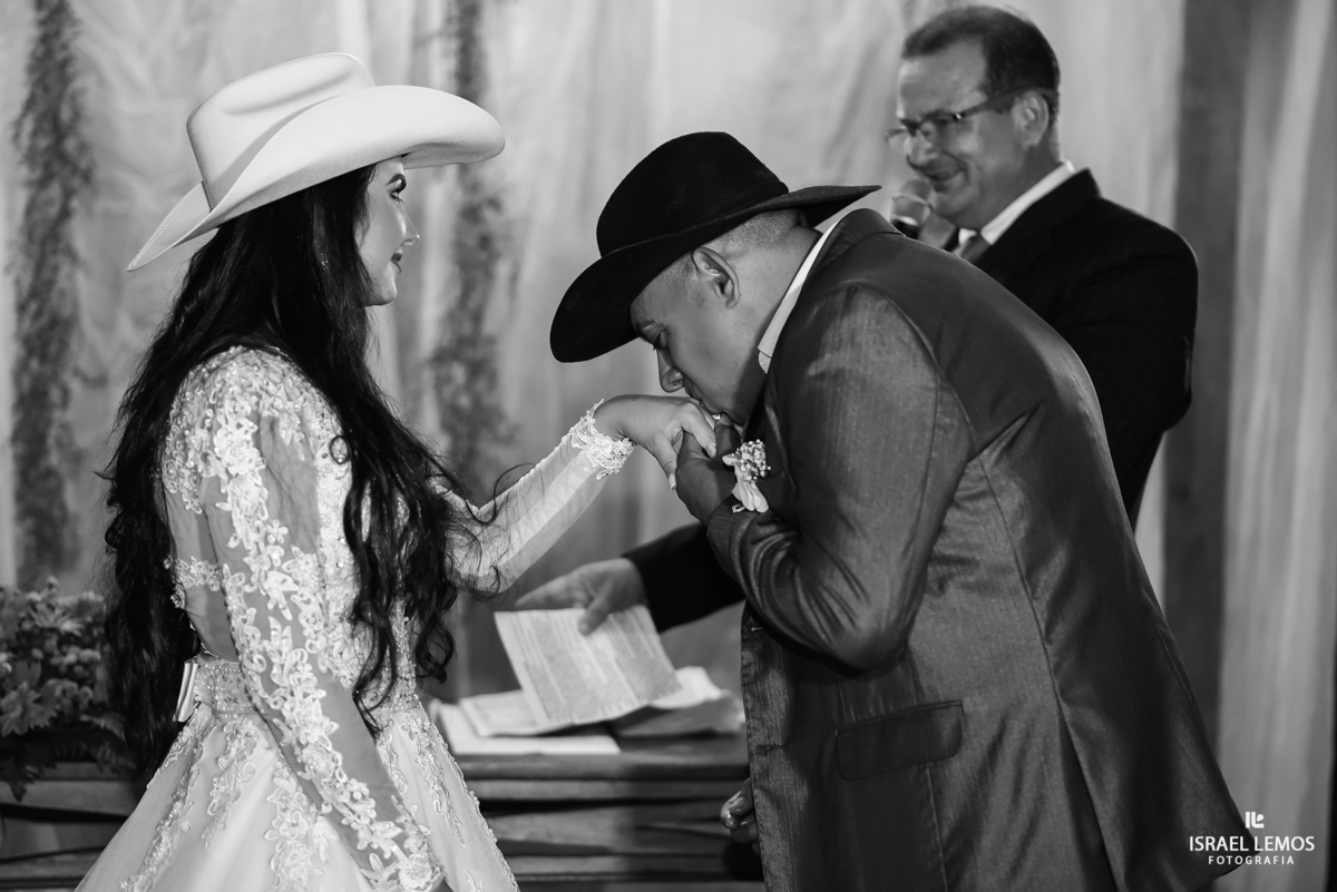 Noivo beijando a mao da noiva