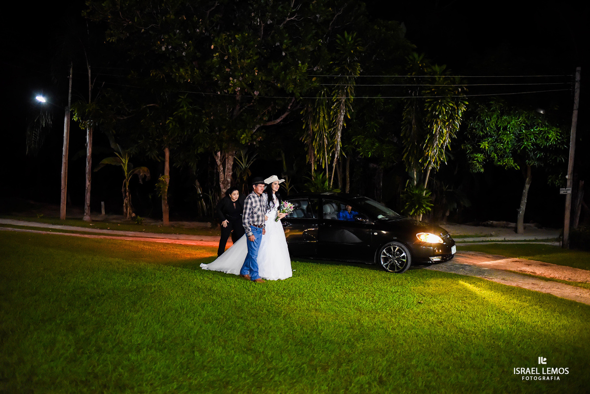 noiva saindo do carro em Pitangui MG