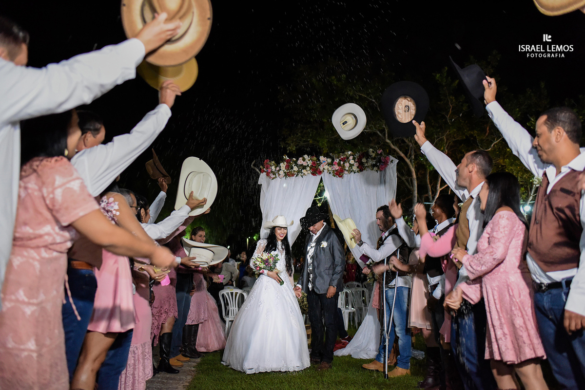 Saida dos noivos em Pitangui MG