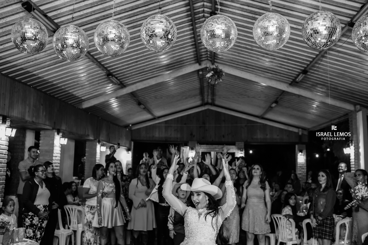 Noiva jogando o boque em Pitangui MG