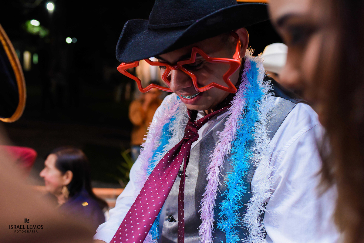 Noivo arrecandando o dinheiro da gratava em Pitangui MG